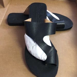 Antonio Melani black flat slippers 8B